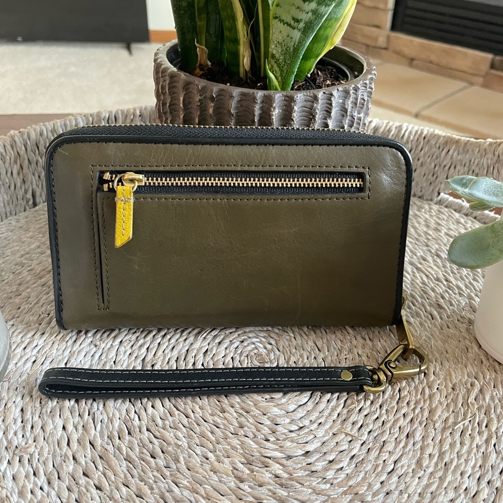 Fossil Green Wristlet/Wallet - Picture 2 of 3
